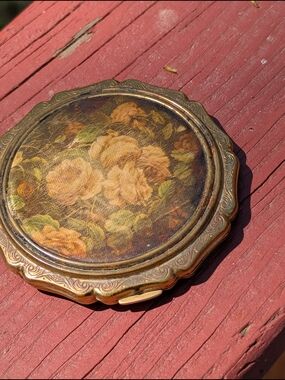Vintage Stratton  Rose Tapestry Compact-Well Used